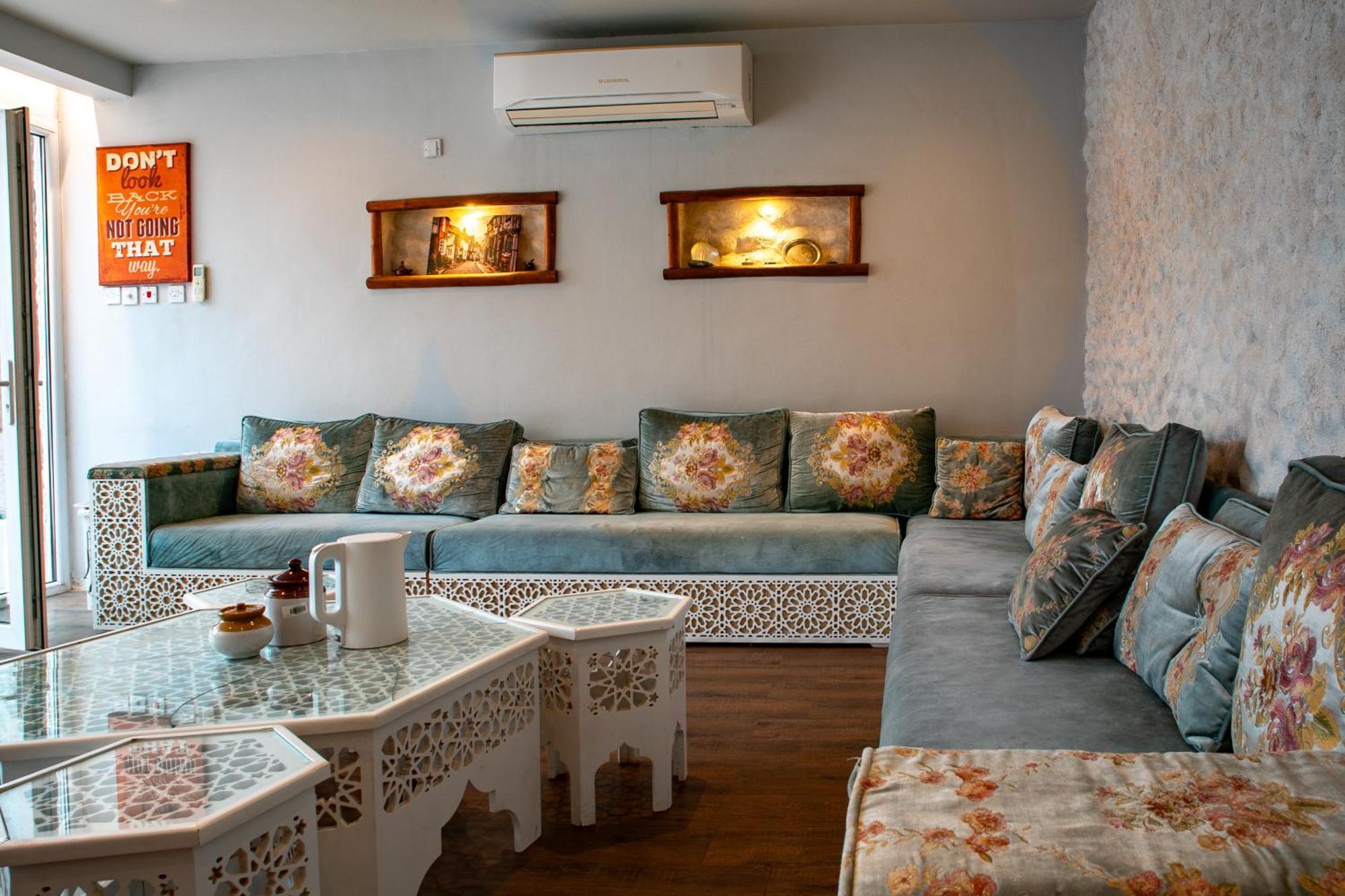 Elegant Garden Stay With 2 Living Areas, 2 Bedrooms, 1 Full And 1 Half Bath For 6 Guests Umm Al Amad Luaran gambar